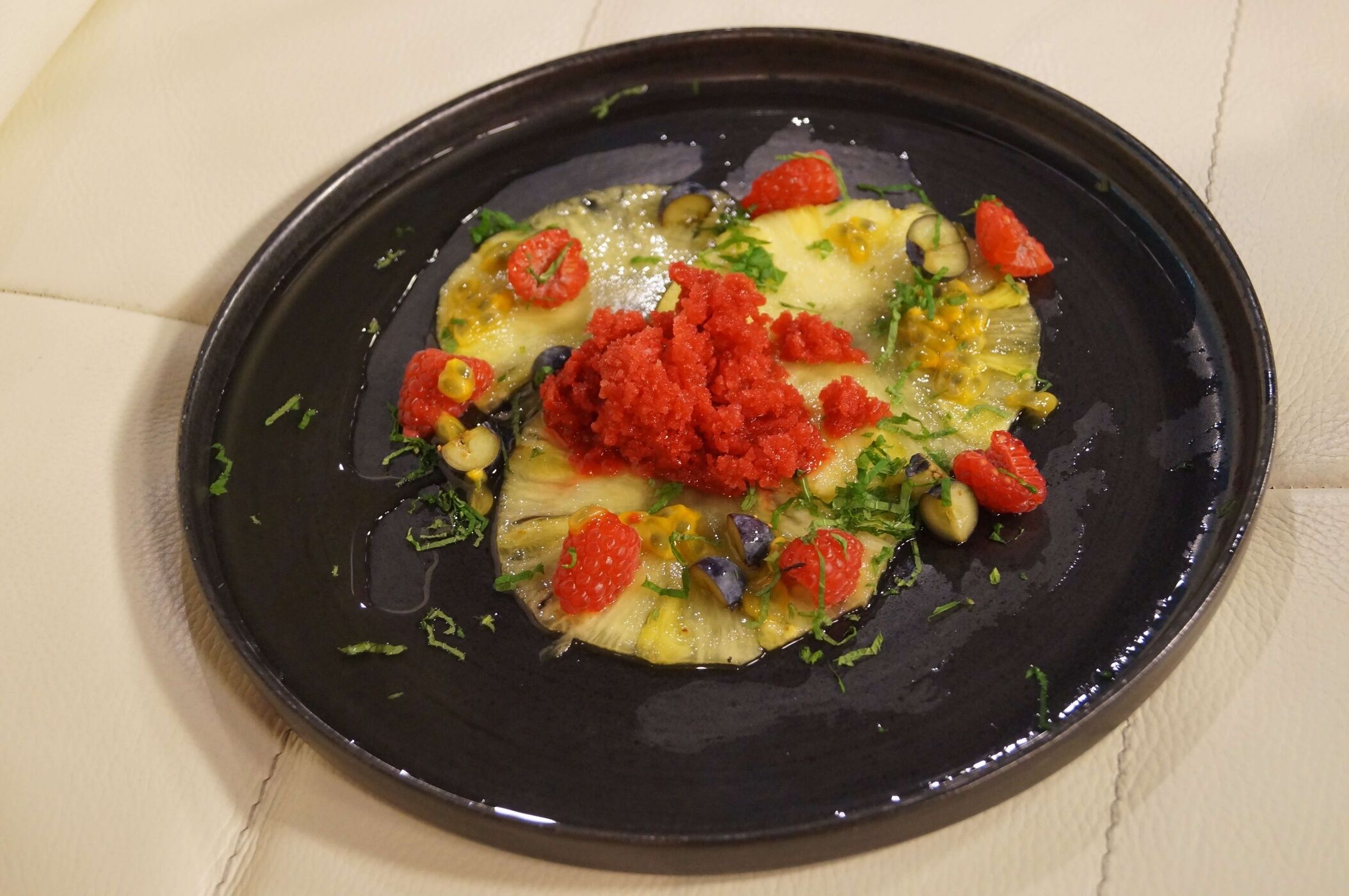 Carpaccio van ananas met granité van framboos