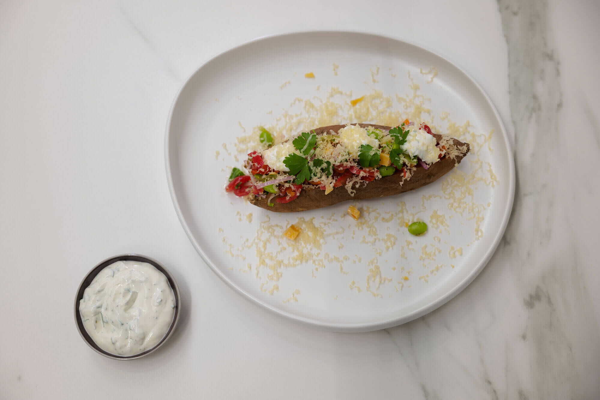 Koken met Bart - Gevulde zoete aardappel met salade van Toma Tomaatjes, Edamameboontjes, basilicum en oude Gouda
